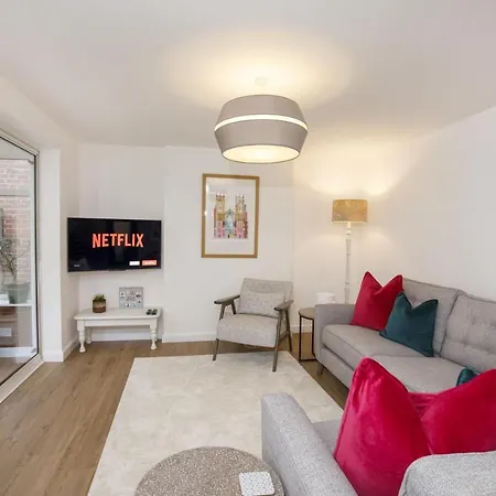 The Willows With Free Parking For 2 Cars Holiday home York