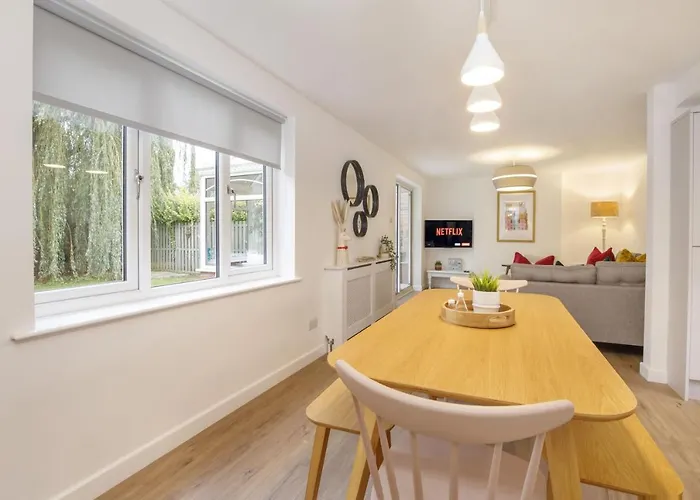 The Willows With Free Parking For 2 Cars 別荘