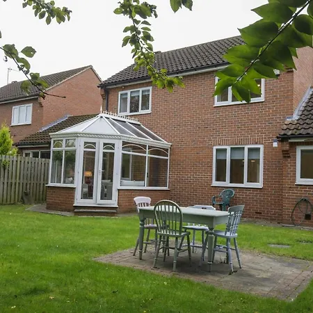 The Willows With Free Parking For 2 Cars Vakantiehuis *