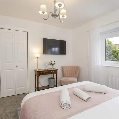 The Willows With Free Parking For 2 Cars Vakantiehuis *