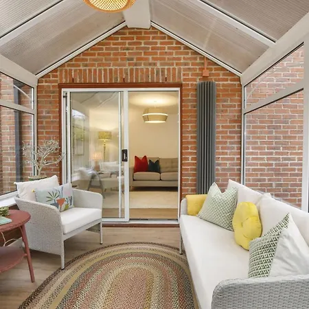 The Willows With Free Parking For 2 Cars Vakantiehuis